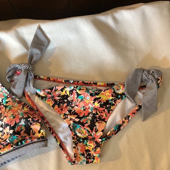 Roxy 2 piece swimsuit - Picture 2 of 6
